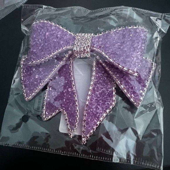 🎀 Bow Tie Pin 🎀 - Picture 3 of 4